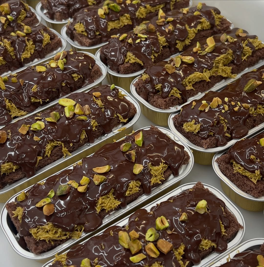 Photo by 단추과자상점 | 청리단길 | 디저트카페 | 다쿠아즈 | 수제디저트 | 두바이쫀득쿠키 on February 26, 2026. May be an image of cake, brownie, hamper, fudge and text.