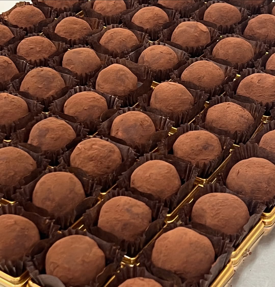 Photo by 단추과자상점 | 청리단길 | 디저트카페 | 다쿠아즈 | 수제디저트 | 두바이쫀득쿠키 on October 30, 2025. May be an image of coconut macaroon, fudge, truffle, caramel and text.