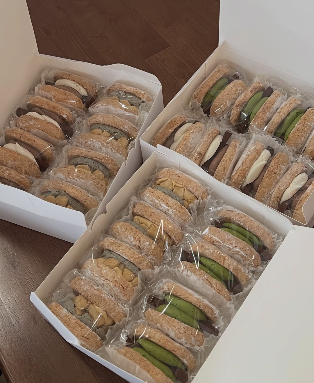 Photo by 단추과자상점 | 청리단길 | 디저트카페 | 다쿠아즈 | 수제디저트 | 두바이쫀득쿠키 on March 03, 2026. May be an image of oatmeal cookies, coconut macaroon, sandwich and text.