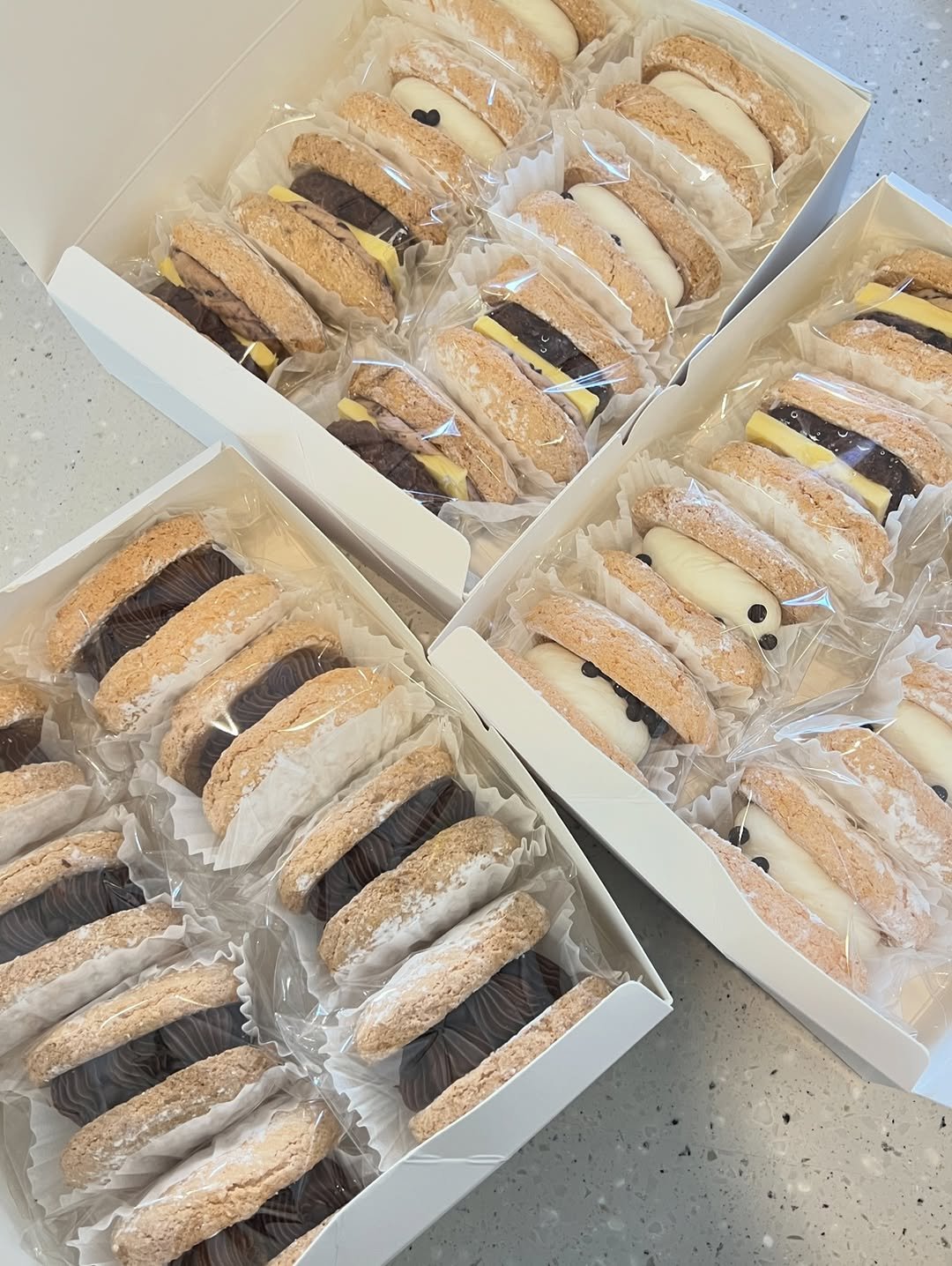 Photo by 단추과자상점 | 청리단길 | 디저트카페 | 다쿠아즈 | 수제디저트 | 두바이쫀득쿠키 on November 12, 2025. May be an image of coconut macaroon, cookie, pastry and text.