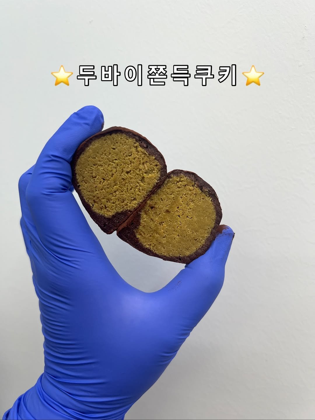 Photo by 단추과자상점 | 청리단길 | 디저트카페 | 다쿠아즈 | 수제디저트 | 두바이쫀득쿠키 on November 03, 2025. May be an image of chiffon cake, coconut macaroon, bread and text.