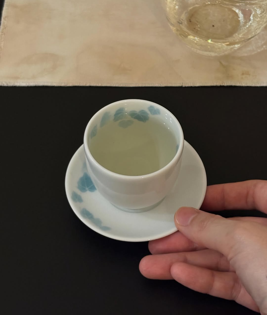 pause.seoul.official 게시물 이미지: .
기물들이 모여 만든 작은 풍경

⸻

풀잎들, 한겹 긴매트
진현희, 넝쿨...