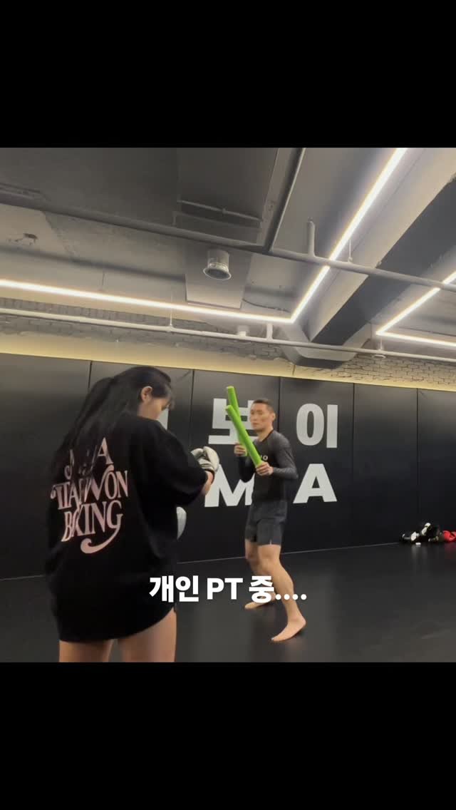 pboymma 게시물 이미지: 잼민이 관장님...
준비가 느리면 혼자 시작해요...
관장님 같은 남동생이 없어서...