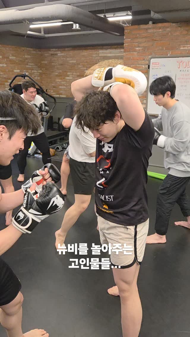 pboymma 게시물 이미지: 정말... 나는
바디 때리는 법만 알려줬는데...
맞는법도 알아야 한다며 이러고...