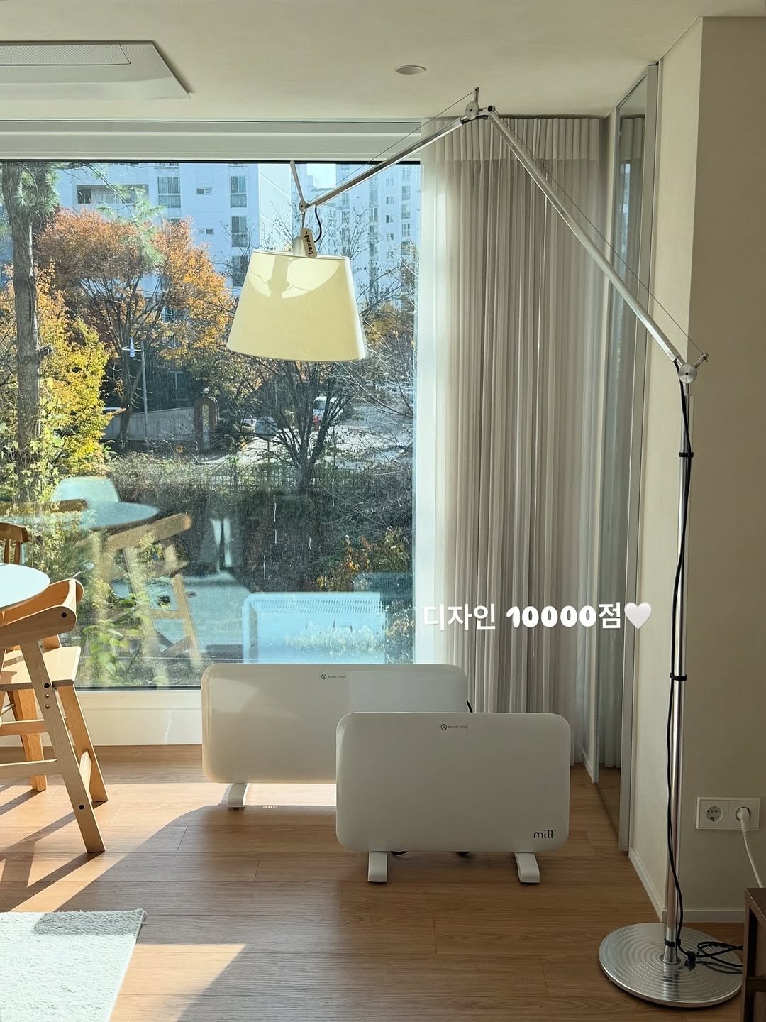 Photo by 최 진희 on November 13, 2025. May be an image of lighting, curtains, sofa, armchair, chaise lounge, sliding door, living room, indoors and text that says '디자인10000점 디자인 10000점'.