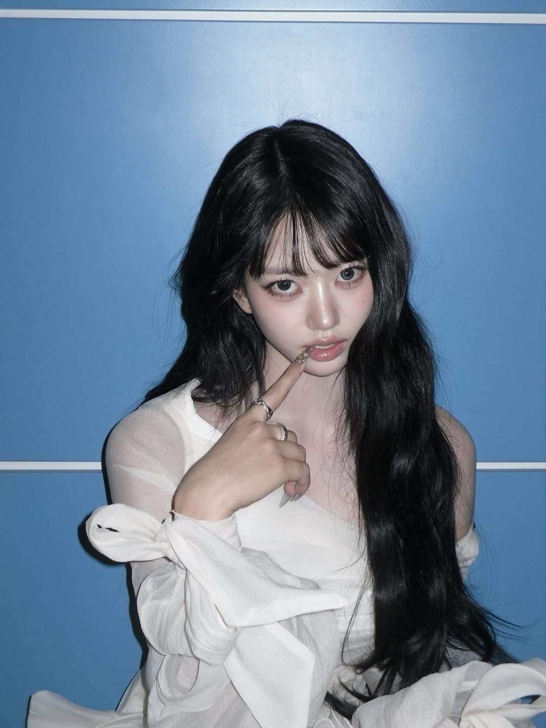 Photo shared by 이나 | Ena on January 04, 2026 tagging @enathin9. May be an image of one or more people, hair, makeup and text.