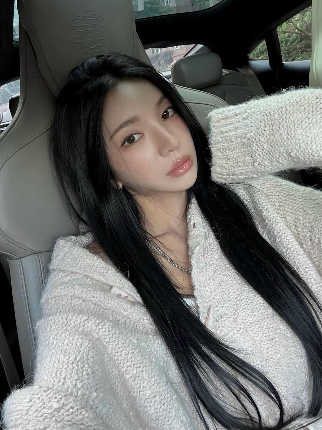 Photo shared by 이나 | Ena on October 02, 2025 tagging @pear1ena, and @enathin9. May be a selfie of one or more people, hair, top and text.