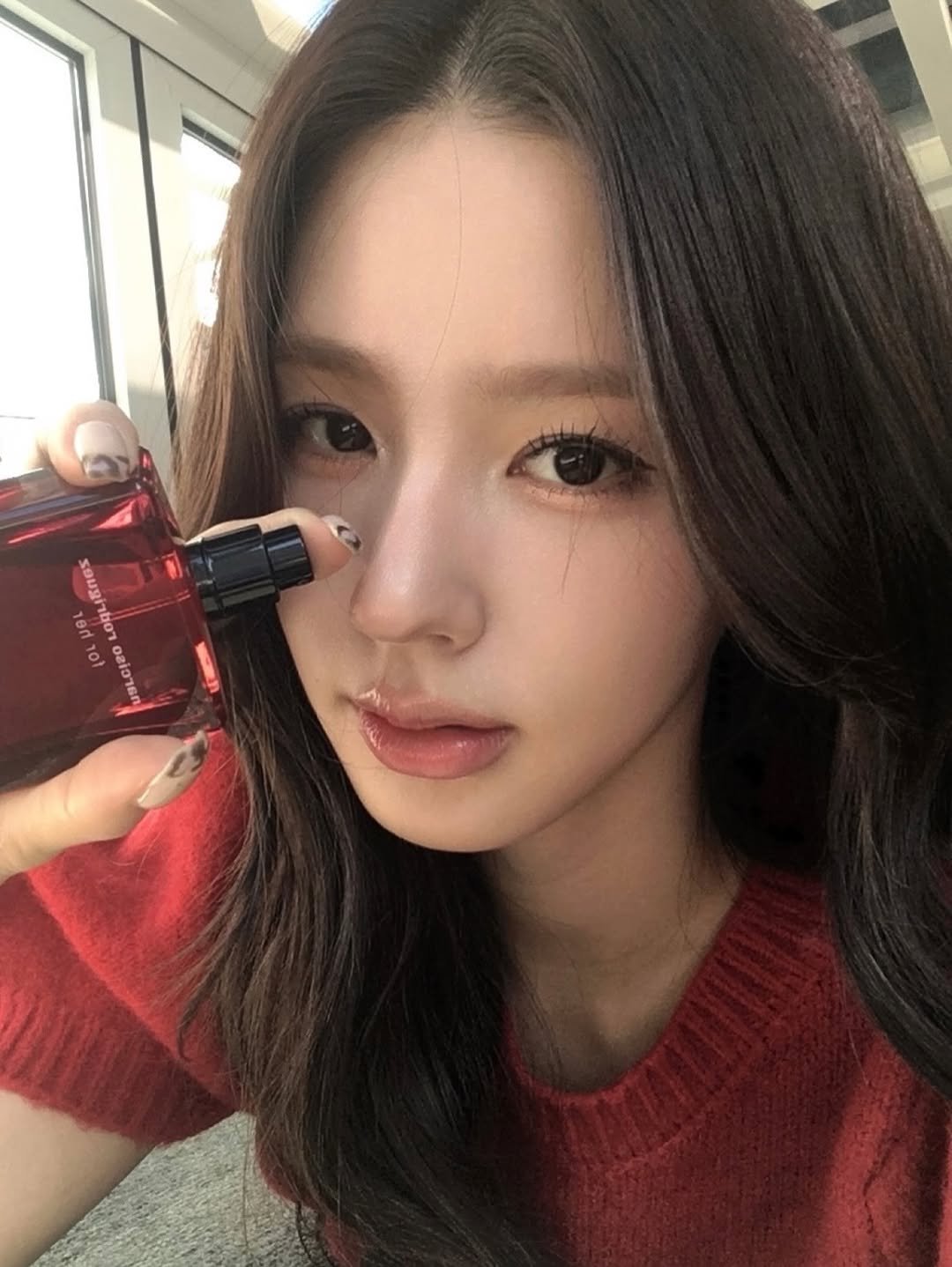 Photo by 이나 | Ena on December 30, 2025. May be an image of one or more people, hair, makeup, lipstick and text.