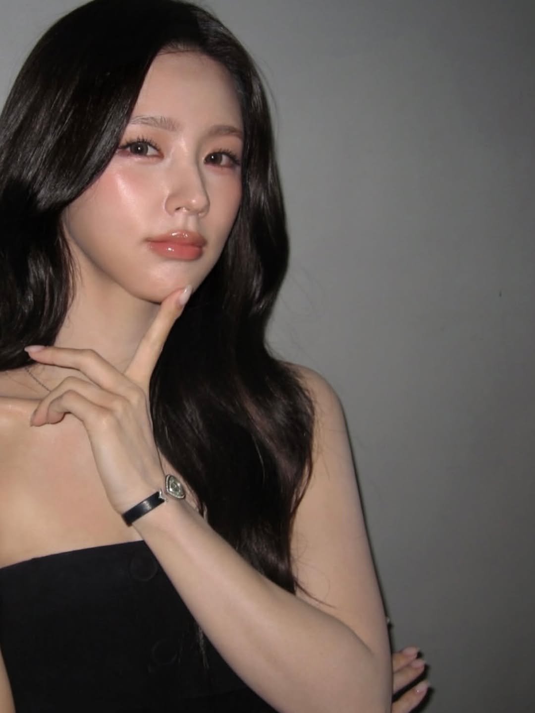 Photo shared by 이나 | Ena on January 10, 2026 tagging @enathin9. May be an image of one or more people, hair and text.