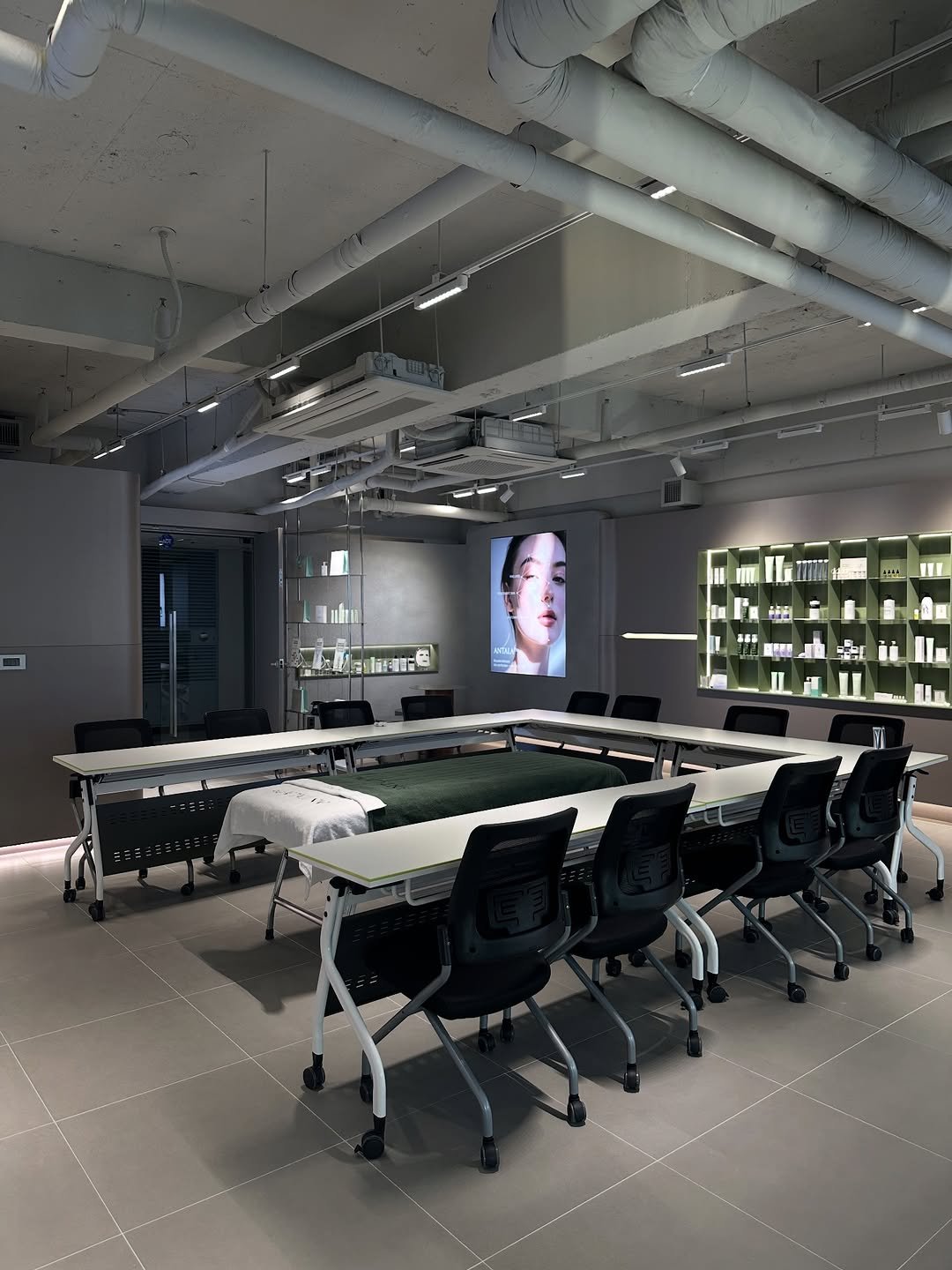 Photo shared by 박정민/여드름/문제성피부전문가 on November 27, 2025 tagging @viva_dsgn. May be an image of lighting, screen, indoors, office and text.