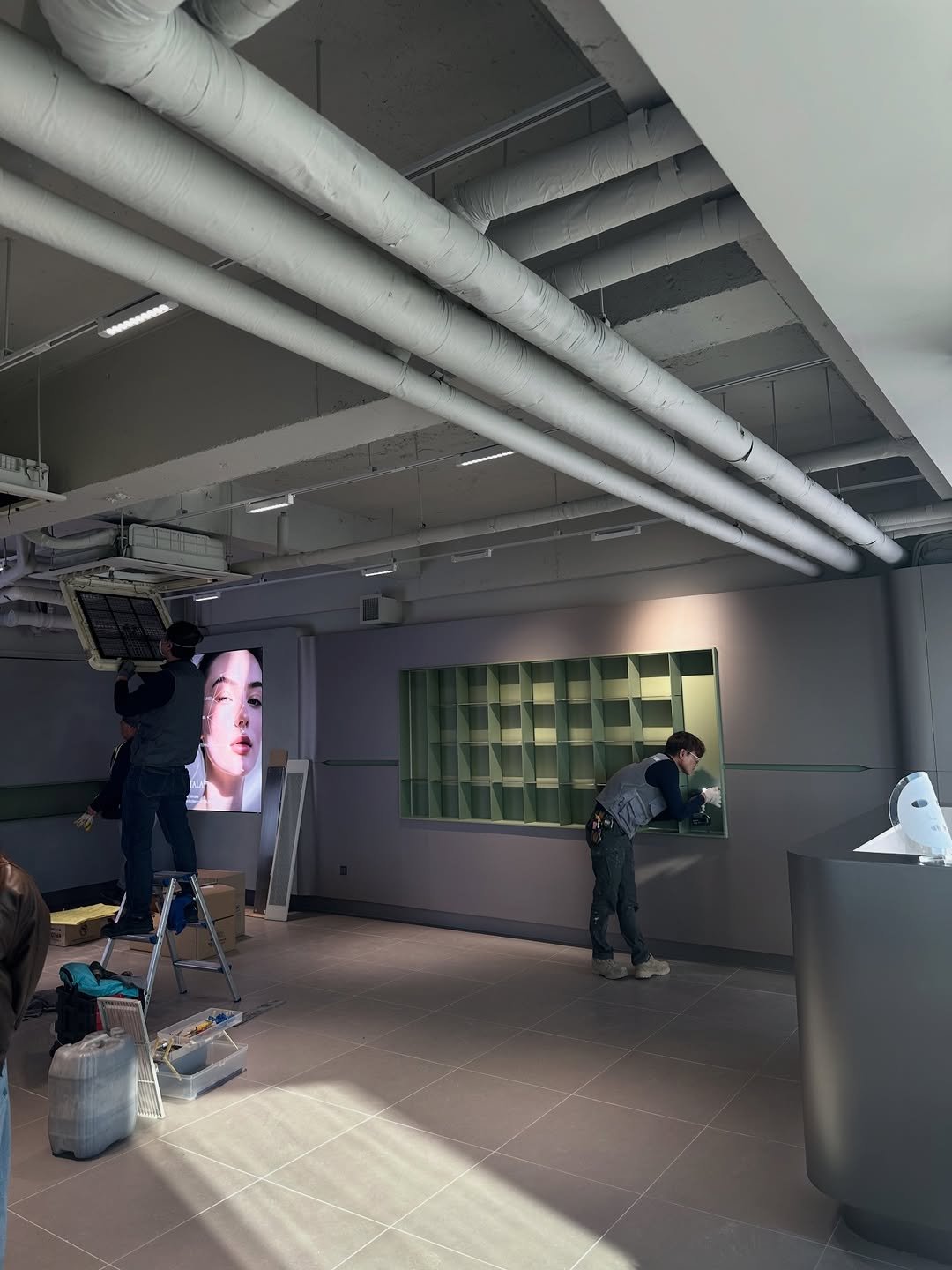 Photo shared by 박정민/여드름/문제성피부전문가 on November 20, 2025 tagging @antala_pro. May be an image of lighting, indoors, office and text.