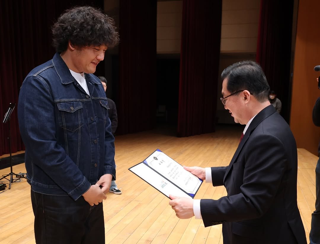 Photo by 펜크래프트 손글씨 유한빈 on April 01, 2026. May be an image of clarinet, violin, microphone and text.