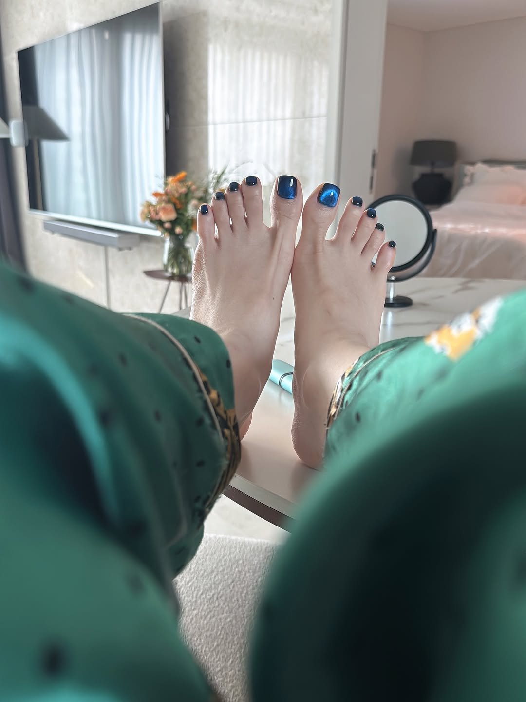 pepe_way 게시물 이미지: 여자들의 소확행
시원하게 블루 페디큐어🌸

네일샵 원장님이 
블루블랙 이라던데
오똔데💙