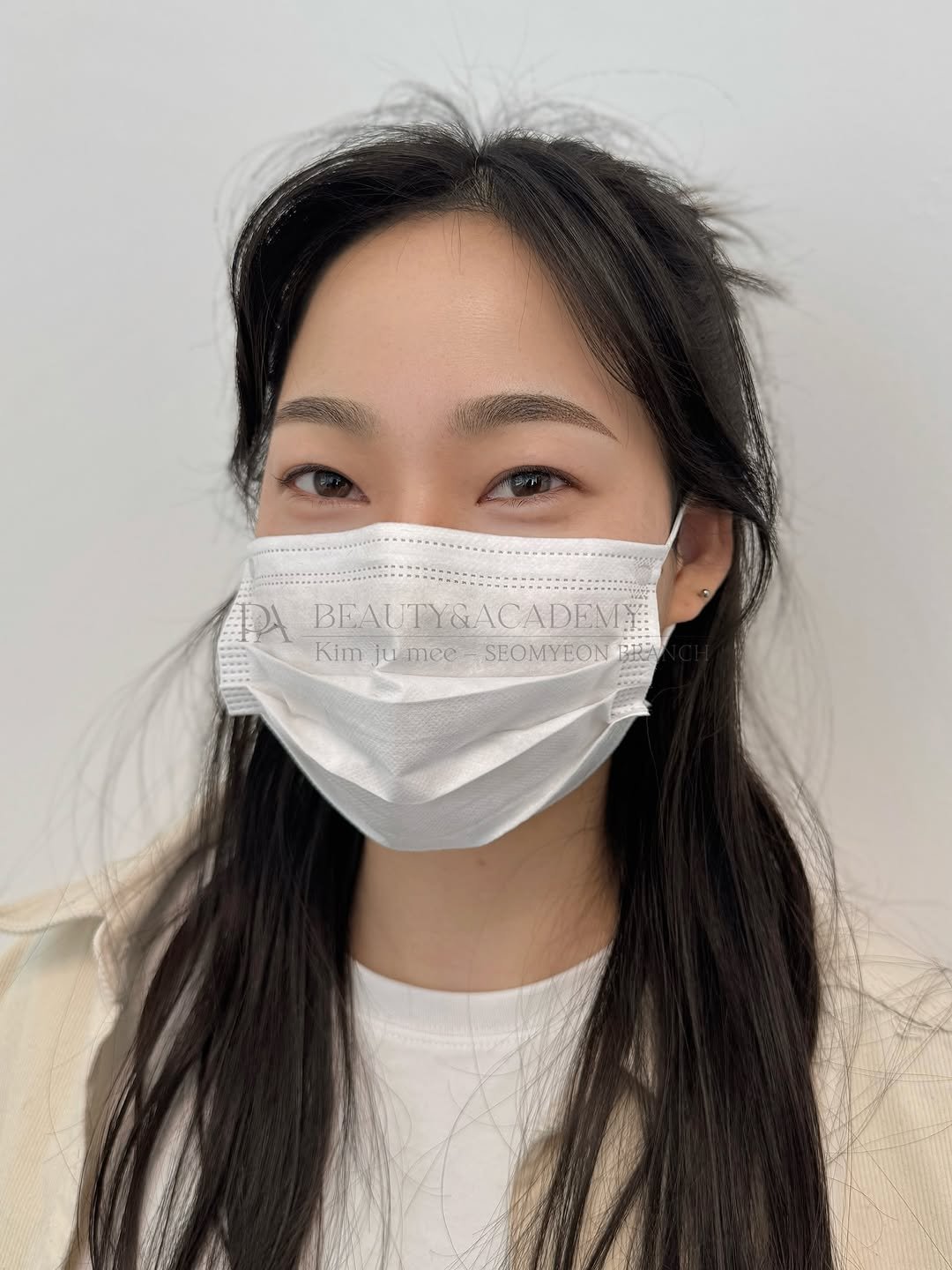 permeate_seomyeon 게시물 이미지: “눈썹은 있는데, 정리가 안 된 느낌?”
👉 답은 ‘디자인’이었어요.

원래 결은...