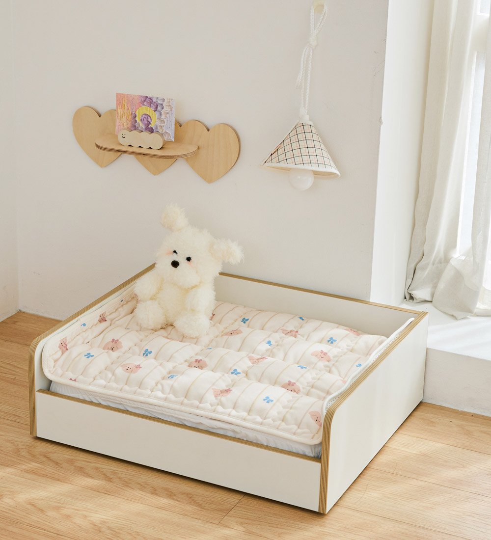 Photo by 반려동물 라이프스타일 브랜드 | 페리가토 Perrigato on September 30, 2025. May be an image of baby bed and text.