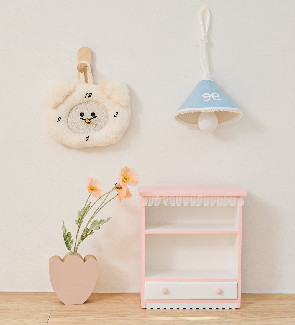 Photo by 반려동물 라이프스타일 브랜드 | 페리가토 Perrigato on December 21, 2025. May be an image of lamp shade, baby bed, shelf and text.