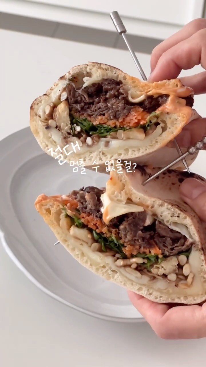 petitbonbon_wondermom 게시물 이미지: 화덕 브레드에 야들야들 너무 맛있는 ・ˇꃪˇ・ 
한우 언양불고기 듬뿍 넣어 샌드위치...