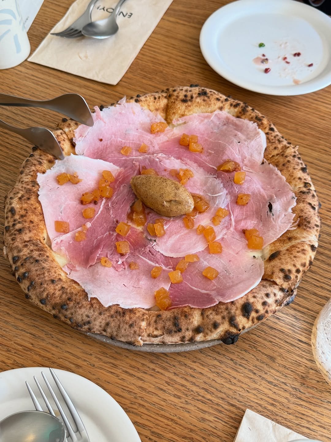 Photo by 봉봉 𝖻𝗈𝗇𝖻𝗈𝗇 | 𝖩𝖾𝗈𝗇𝗀𝗁𝗐𝖺 𝖸𝗎𝗄 on September 26, 2025. May be an image of pizza, truffle, salami and text.