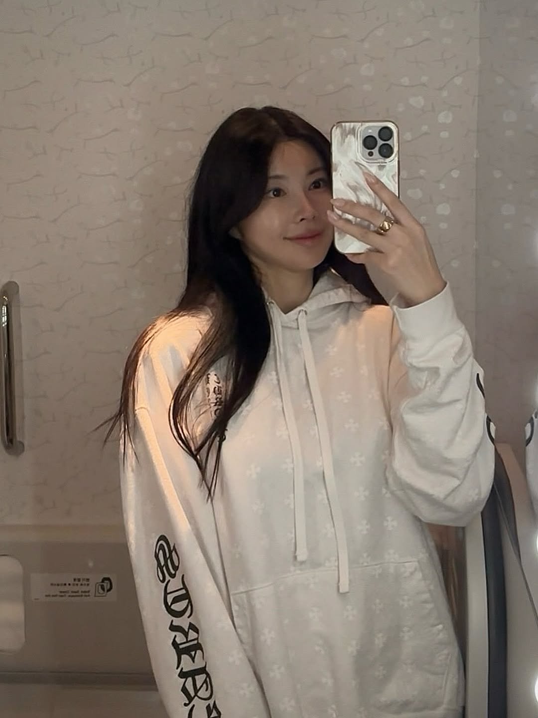 Photo by 박나래 on November 06, 2025. May be a selfie of phone, parka, fleece, top, sweatshirt, sweatpants, mirror and text.