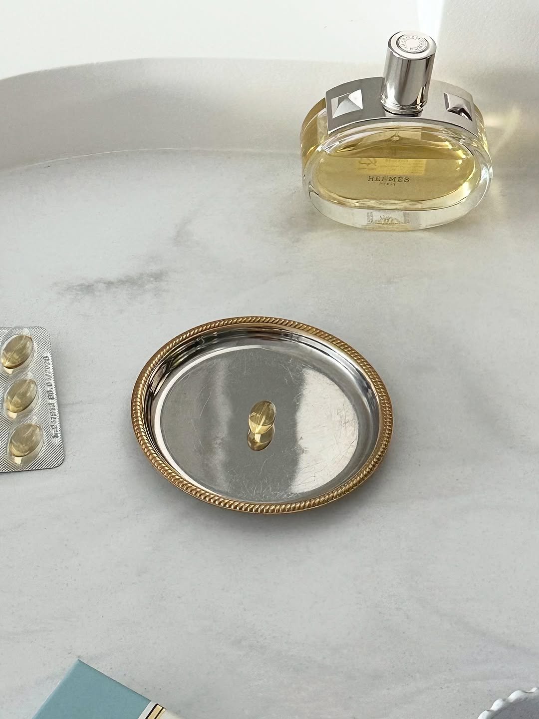 Photo by 박나래 on November 11, 2025. May be an image of sink, napkin ring, fragrance, brass, towel rack, perfume, wash basin, bangle and text.