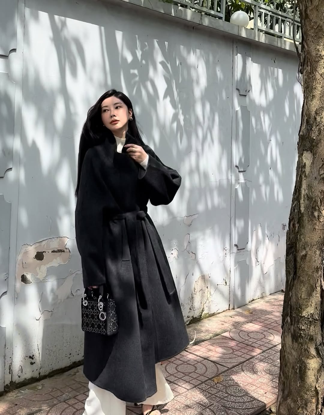 Photo by 박나래 on November 11, 2025. May be an image of overcoat, duffle coat, cloak and text.