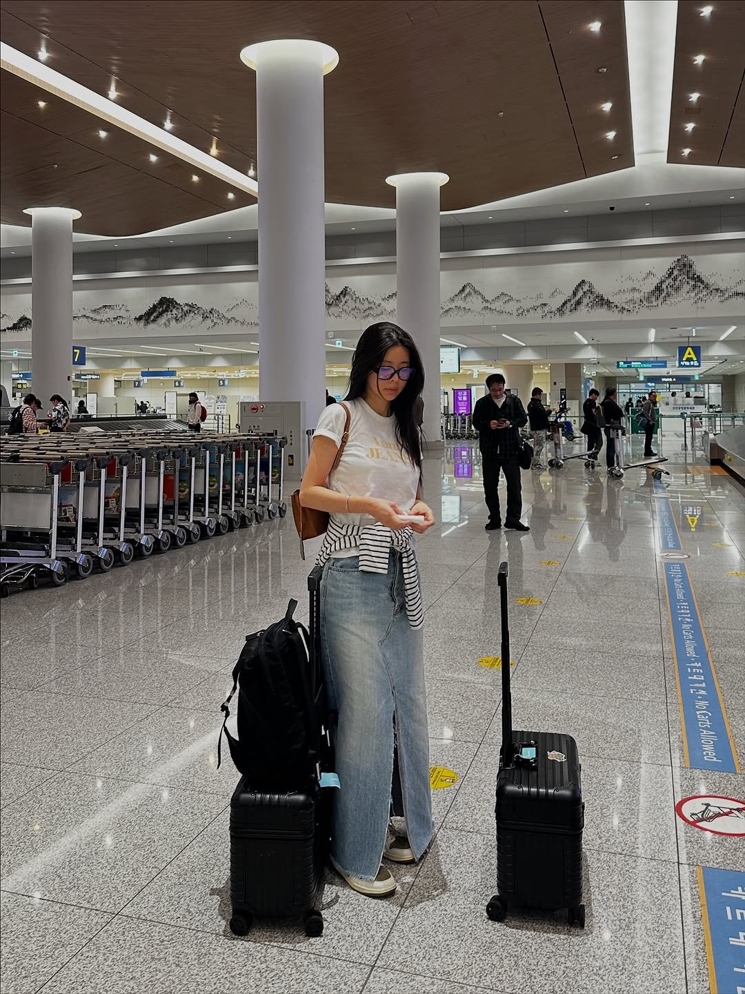 Photo by 박나래 on September 23, 2025. May be an image of 9 people, suitcase, luggage, terminal and text.