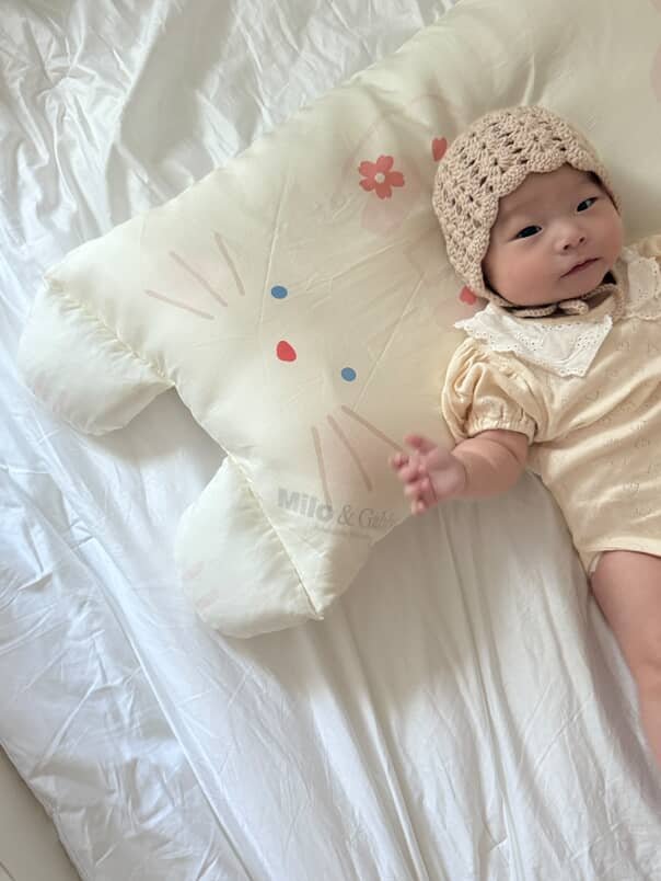 Photo by : 쁘띠엘린 : 출산용품/출산준비/유아용품/육아용품 on October 01, 2025. May be an image of 1 person, baby, baby bed, blanket and text.