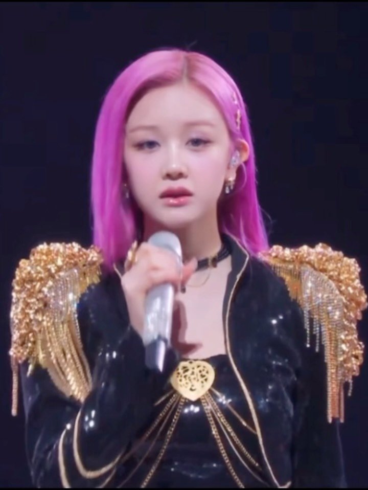 pharita.babymonster 게시물 이미지: BABYMONSTER’s Pharita perform Golden by...