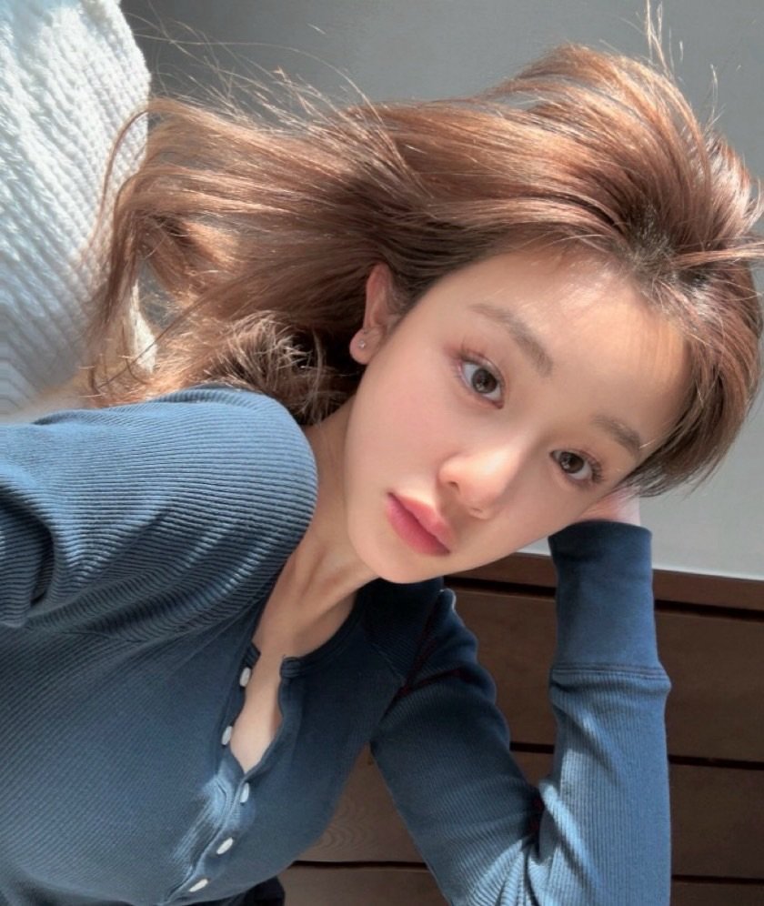 Photo shared by BABYMONSTER PHARITA 파리타 FANPAGE on February 22, 2026 tagging @babymonster_ygofficial, and @babymonster_ygs. May be a selfie of one or more people, hair, top and text.