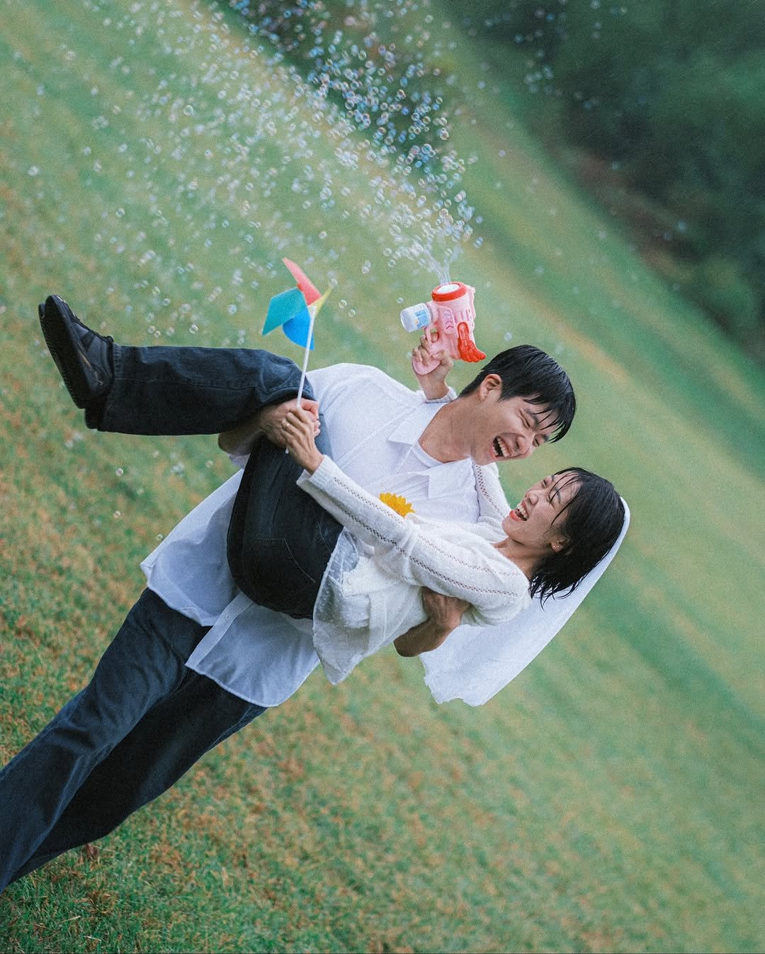 Photo shared by 이선우 on October 22, 2025 tagging @wedding_o.seono0. May be an image of people kissing, umbrella, parasol, wedding, outdoors and text.