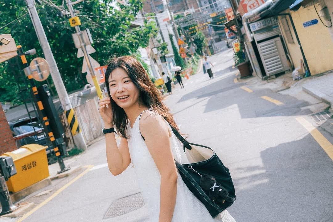 Photo by 이선우 on September 02, 2025. May be an image of 1 person, hair, street and text.