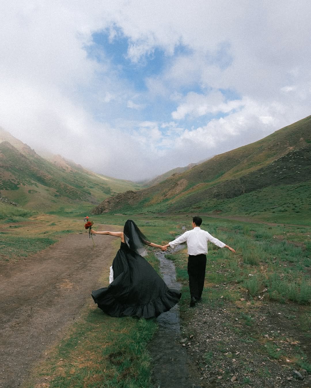 Photo shared by 이선우 on July 23, 2025 tagging @so_zr_, @choi_max_, and @wedding_o.seono0. May be an image of 3 people, gown, outdoors and text.