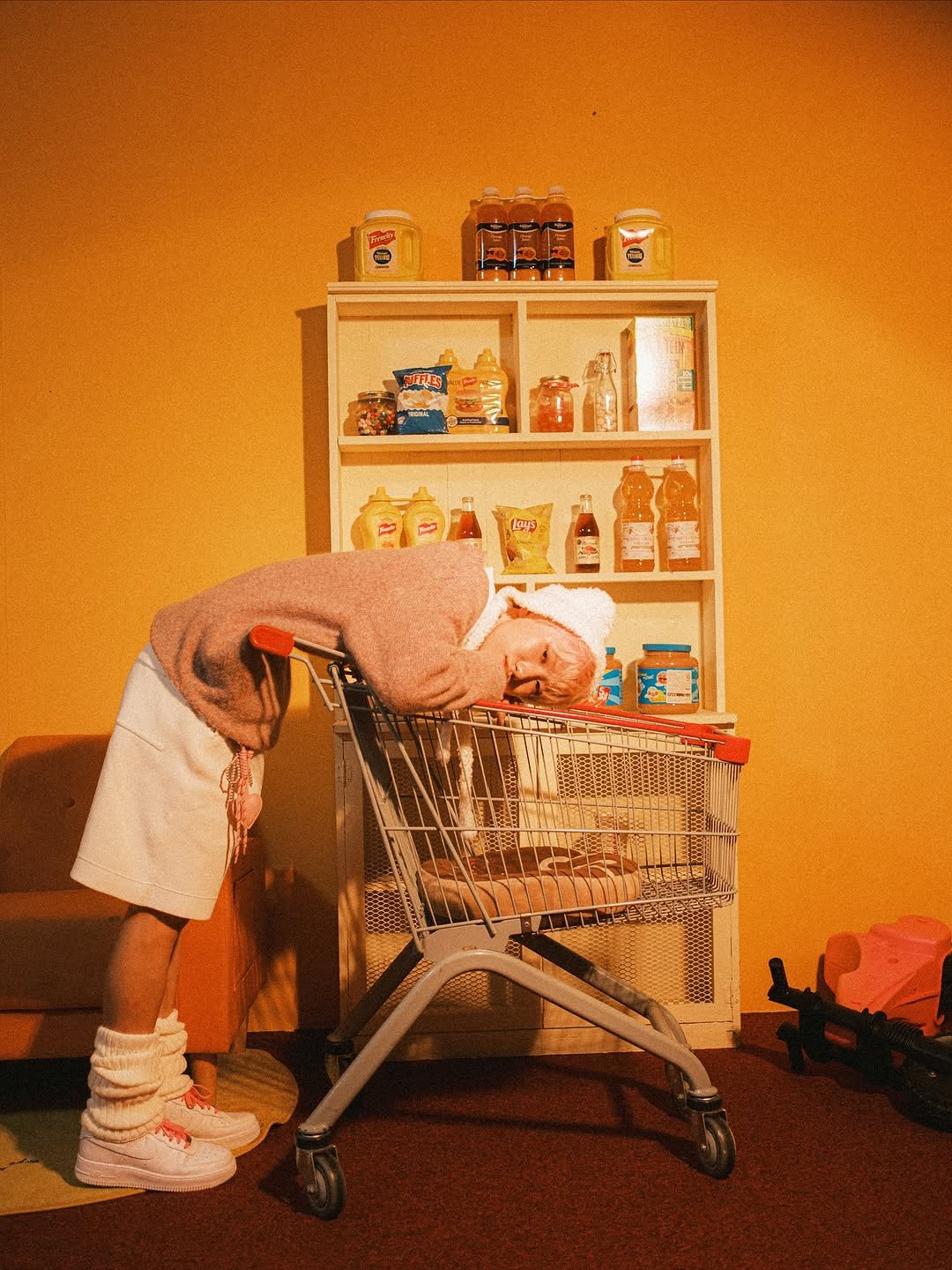 Photo by 이선우 on October 19, 2025. May be an image of child, clothes iron, dollhouse, portable cassette player, telephone and text.