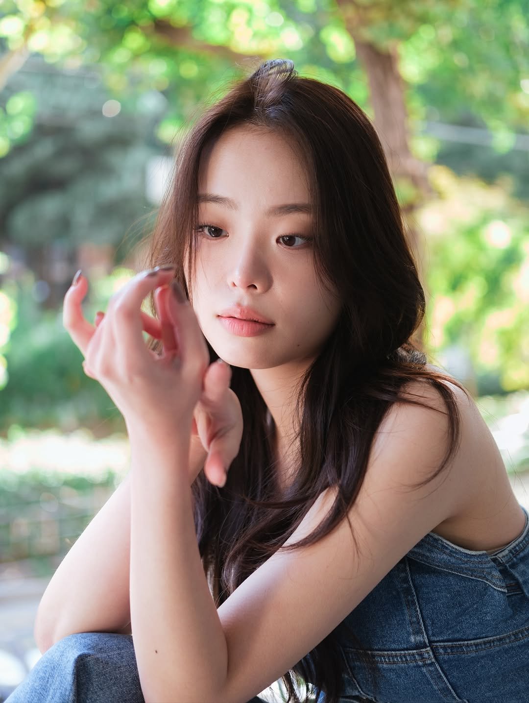 Photo shared by 이선우 on October 29, 2025 tagging @delicad.o. May be an image of one or more people, hair, outdoors and text.