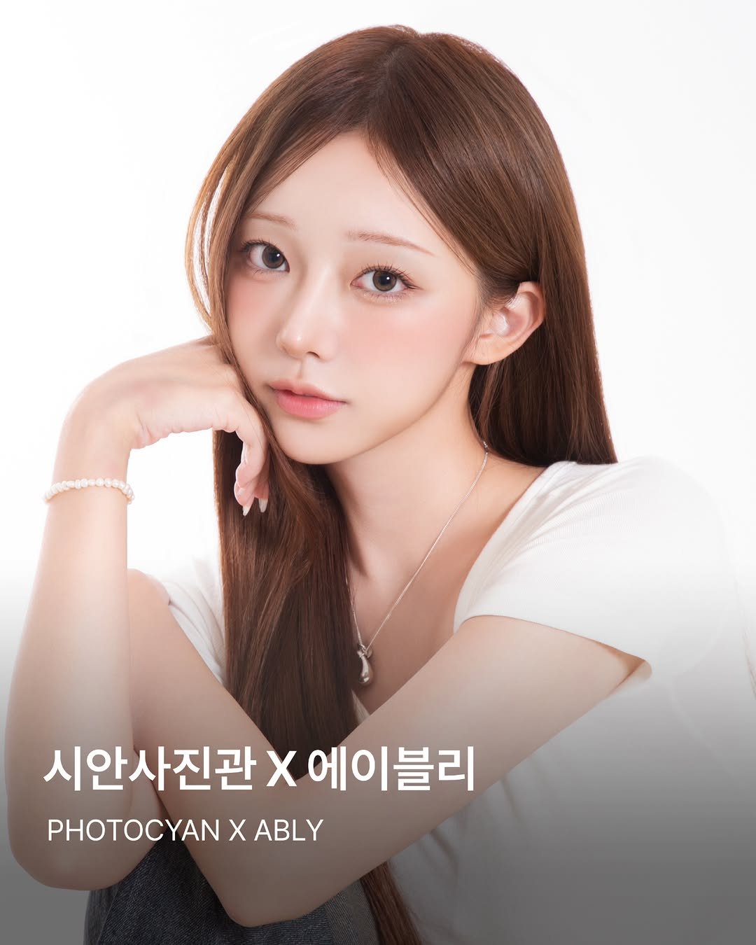 Photo by 시안사진관 [증명사진,프로필] on October 24, 2025. May be an image of one or more people, hair and text that says '시안사진관 시안사진관X에이블리 X 에이블리 PHOTOCYAN X ABLY'.
