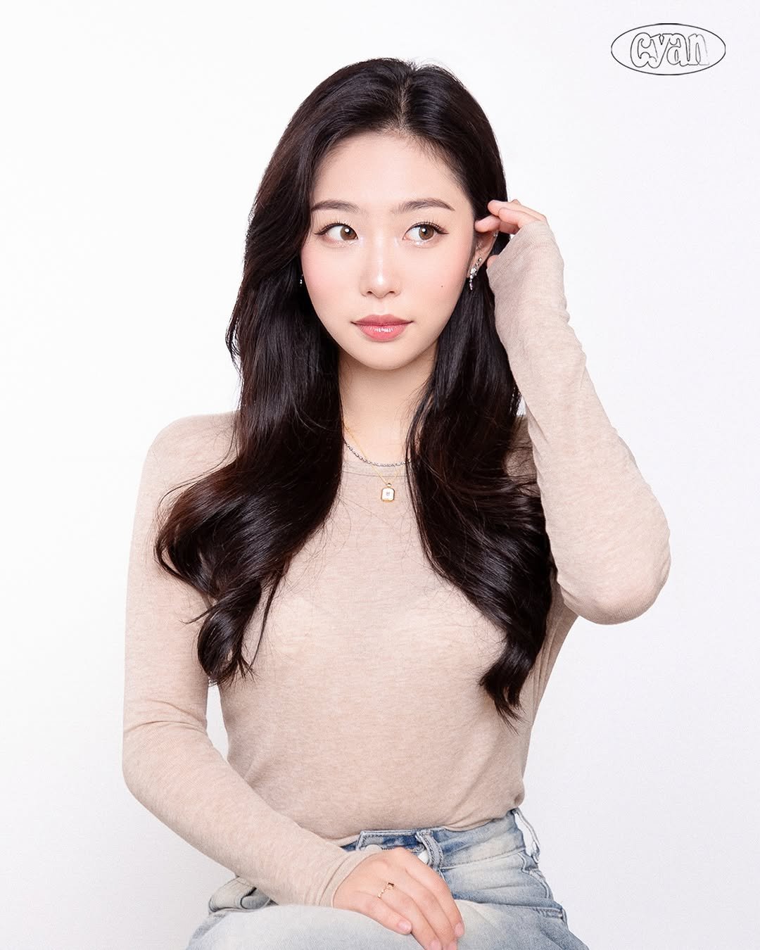 Photo shared by 시안사진관 [증명사진,프로필] on June 02, 2024 tagging @___amy.h.