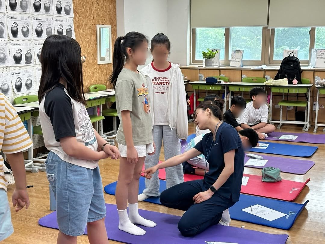 Photo by 김수현 | 수현쌤 on July 31, 2025. May be an image of 5 people, child, people practicing yoga and text.