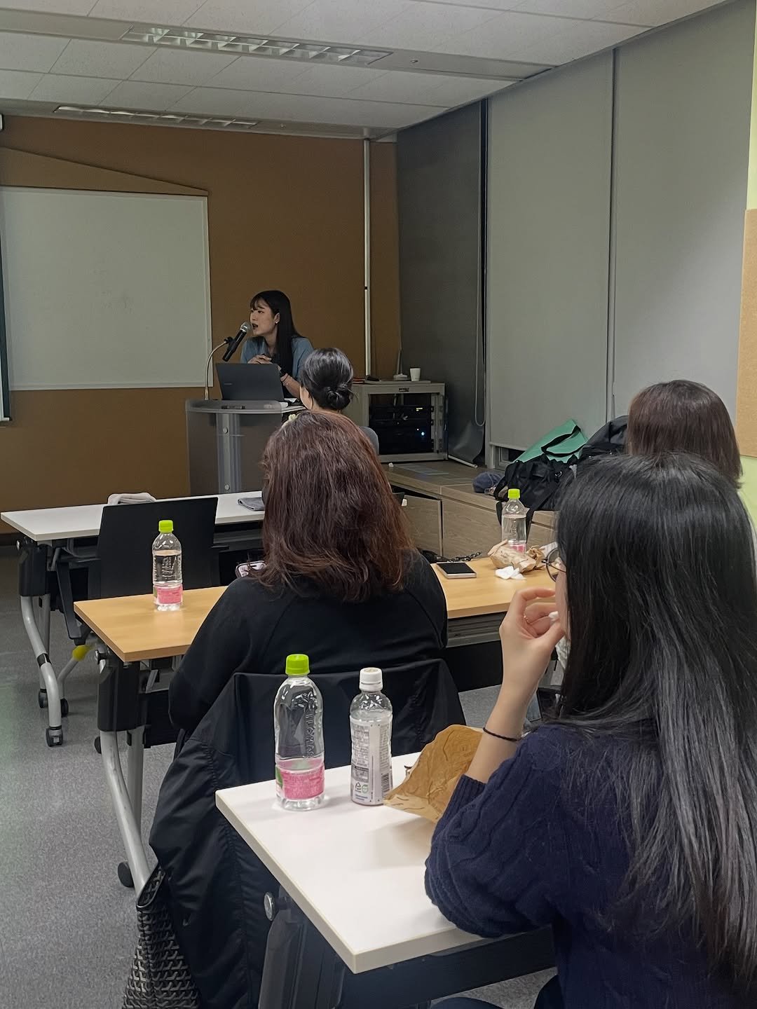 Photo by 김수현 | 수현쌤 on November 09, 2025. May be an image of studying, bureau, office and text.