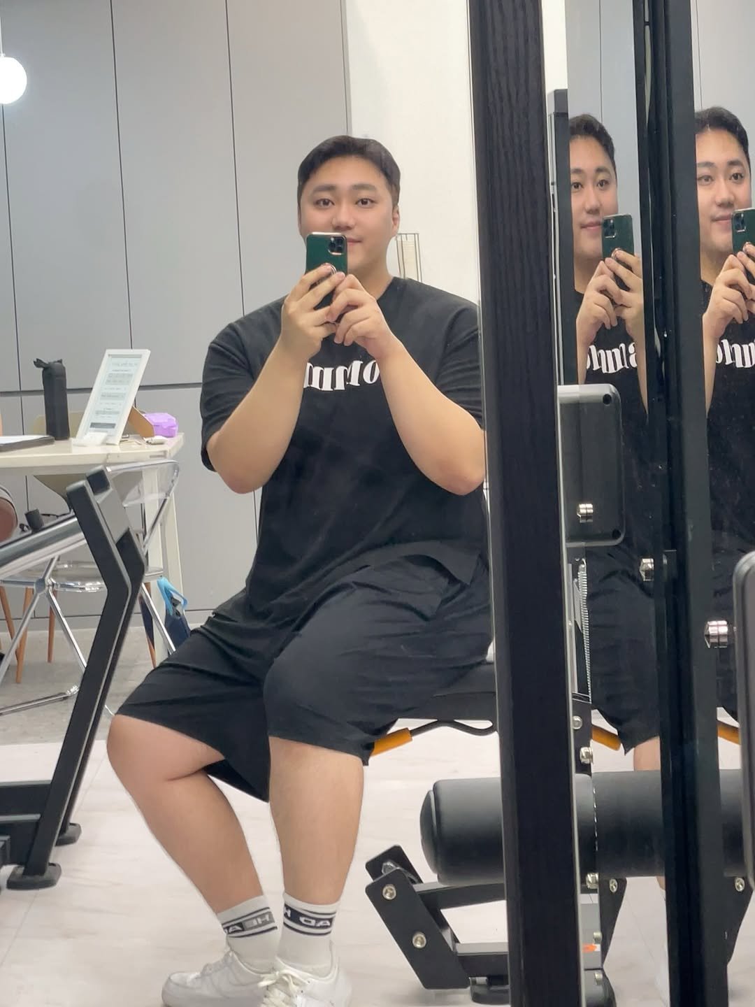 Photo by 재밌는 물리치료사 담비쌤 (김건우) on August 05, 2025. May be a selfie of 3 people, biceps, mirror, treadmill, sweatpants and text that says 'mNo hnla hi ®'.