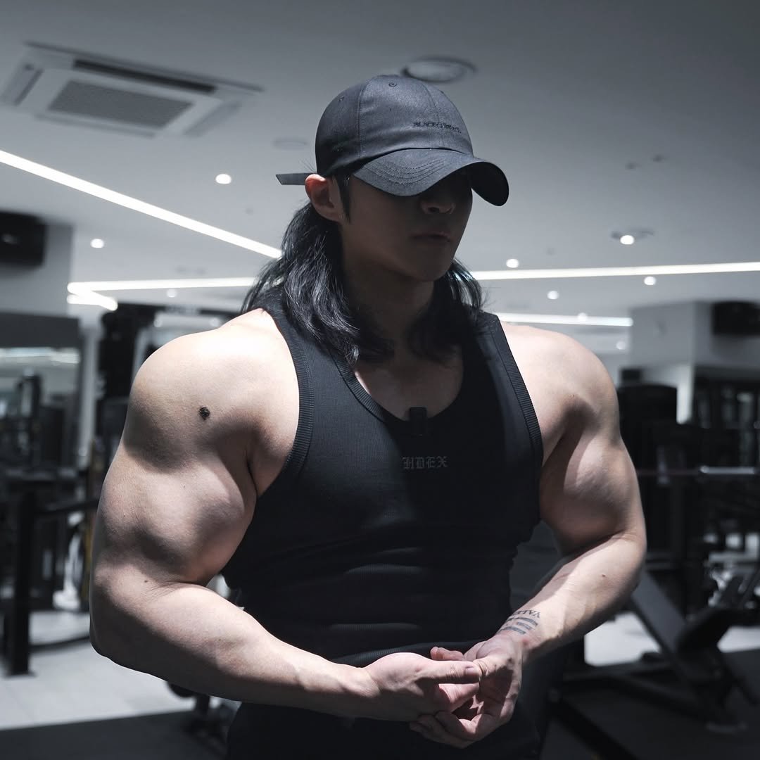 Photo shared by 조준 (Jun Cho) on March 29, 2026 tagging @blackchrome.official. May be an image of one or more people, biceps, people bodybuilding, activewear, barbell, sportswear, dumbbell and text.