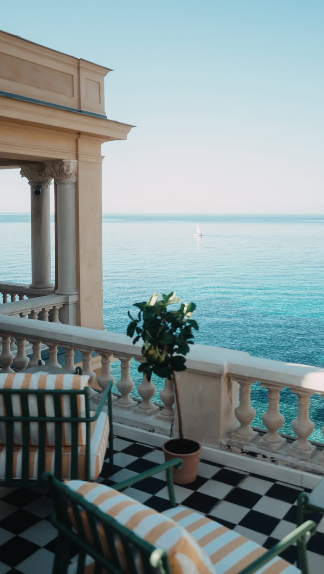 piaget 게시물 이미지: Mediterranean light, from bloom to façade,...