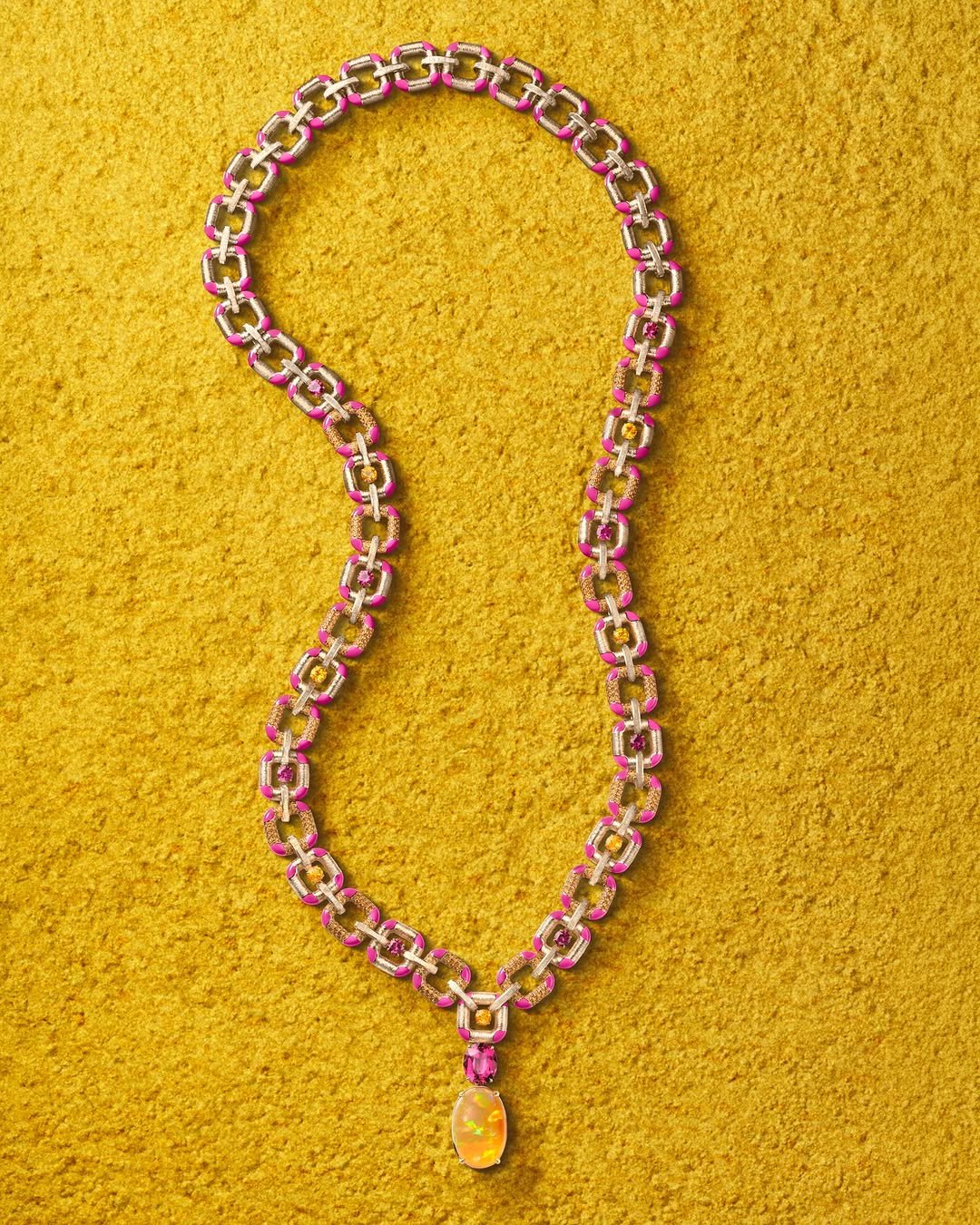 piaget 게시물 이미지: A radiant celebration of colour and sculptural...