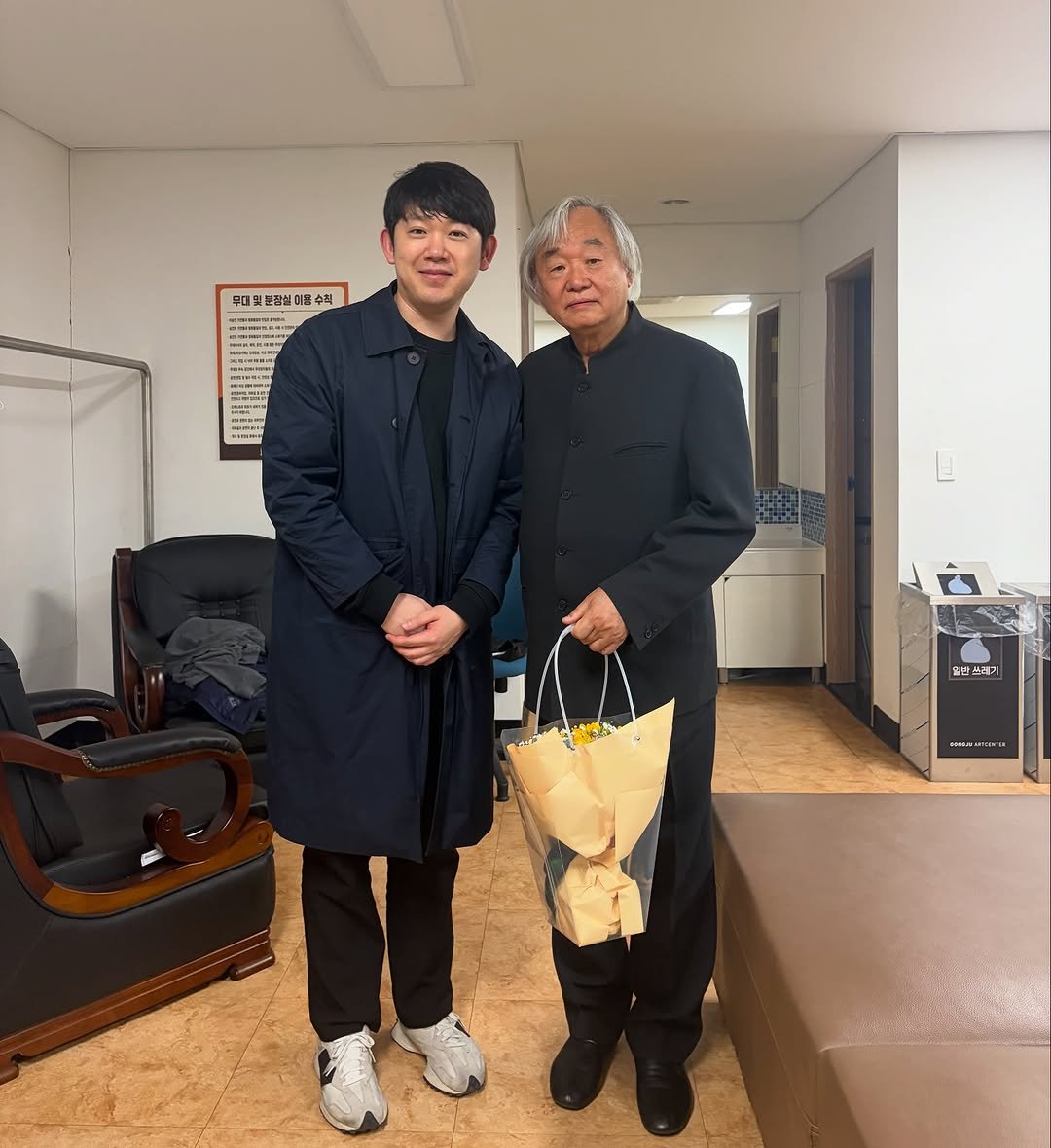 Photo by 음악가 부부의 클래식맛집 on March 27, 2026. May be an image of standing, duffle coat, clarinet and text.