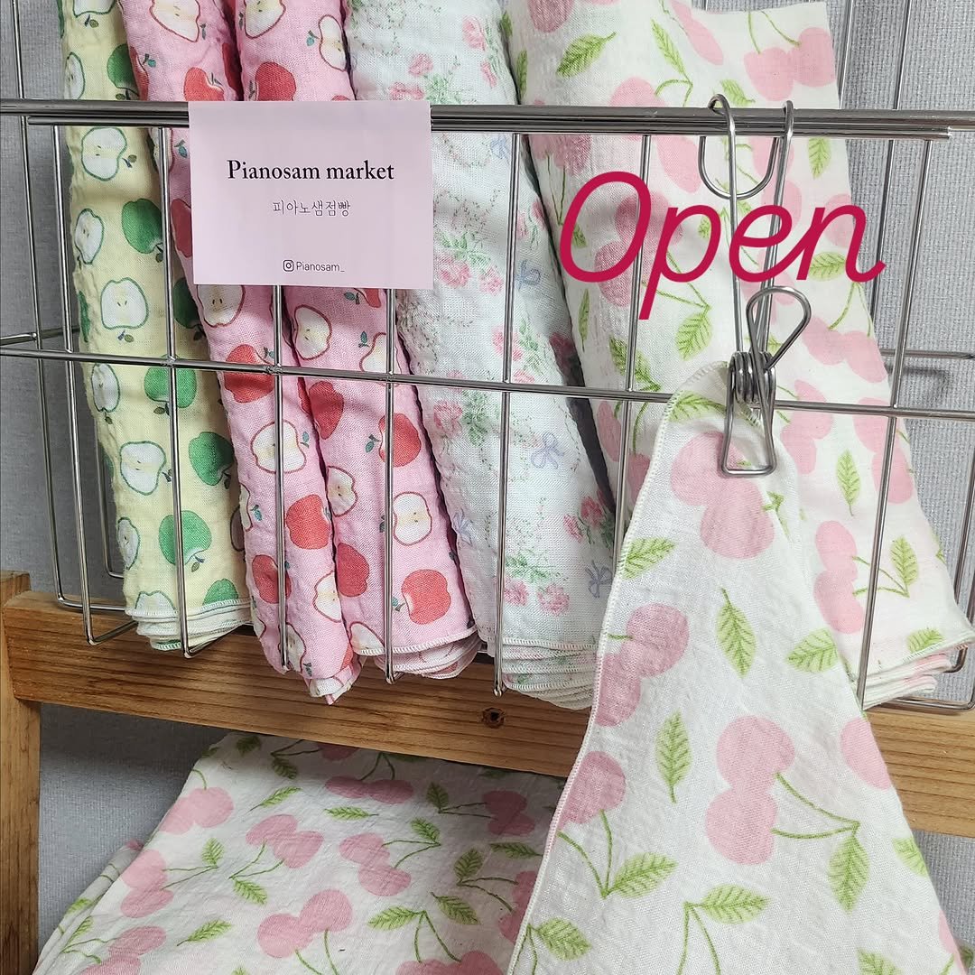 Photo by 피아노샘 on April 24, 2026. May be an image of napkin, clothes hanger and text that says 'Pianosam Pianosammarket market 피라소살전말 난츠요 피마소! า-ดะา 国 Open'.