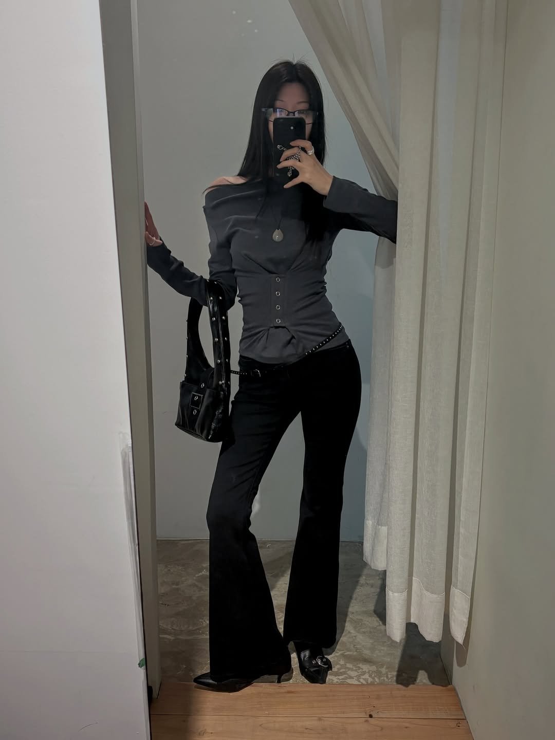 Photo by 피키뚜 on February 09, 2026. May be an image of pants, mirror and text.