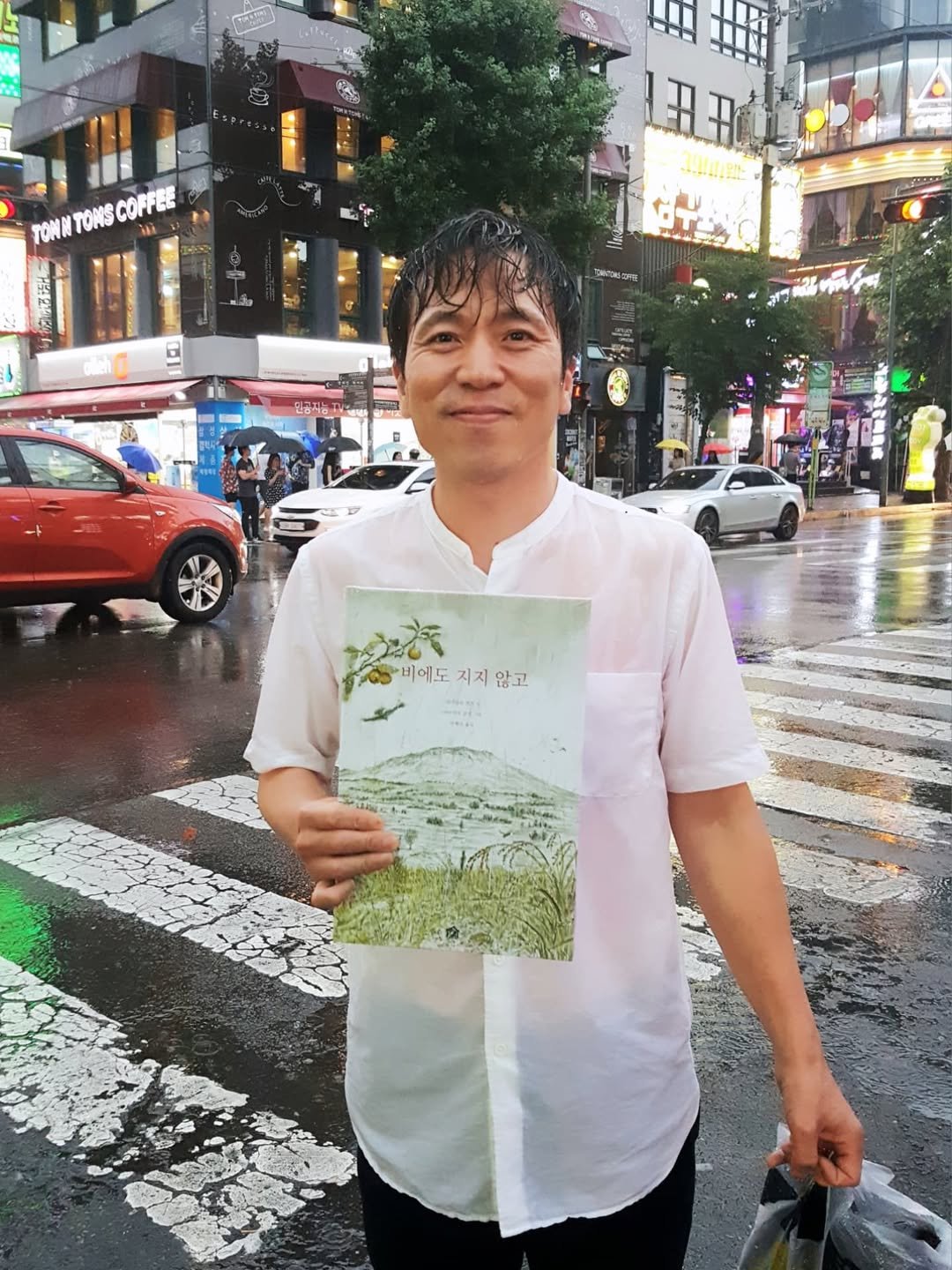 Photo shared by 그림책공작소 on July 17, 2025 tagging @picturebook_gongjackso. May be an image of 4 people, book, magazine and text.
