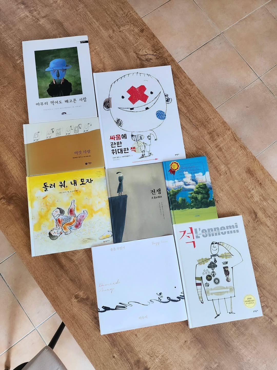 Photo shared by 그림책공작소 on March 26, 2026 tagging @picturebook_gongjackso, and @lob_publisher. May be an illustration of card, playing cards and text.