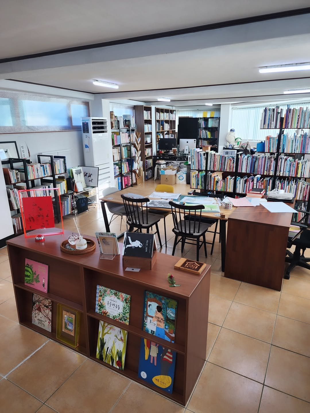 Photo shared by 그림책공작소 on January 28, 2026 tagging @chochung7, @sunmikimkim, @early_latter, @artist__ayaka, @picturebook_gongjackso, and @sido.pak. May be an image of text.