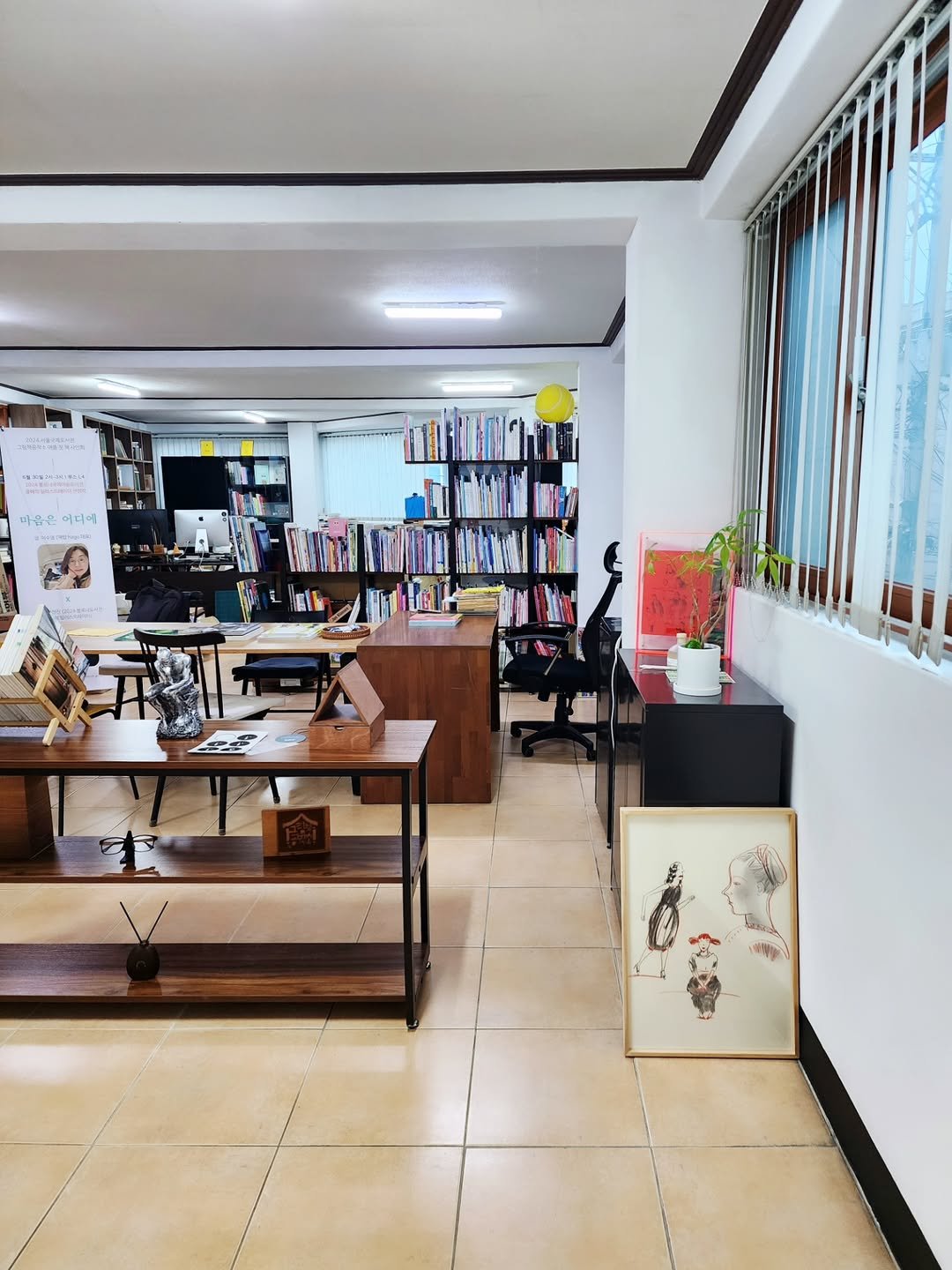 Photo shared by 그림책공작소 on November 26, 2025 tagging @picturebook_gongjackso, @ingridgodon, and @lob_publisher. May be an image of shelf, book, display case, indoors and text.