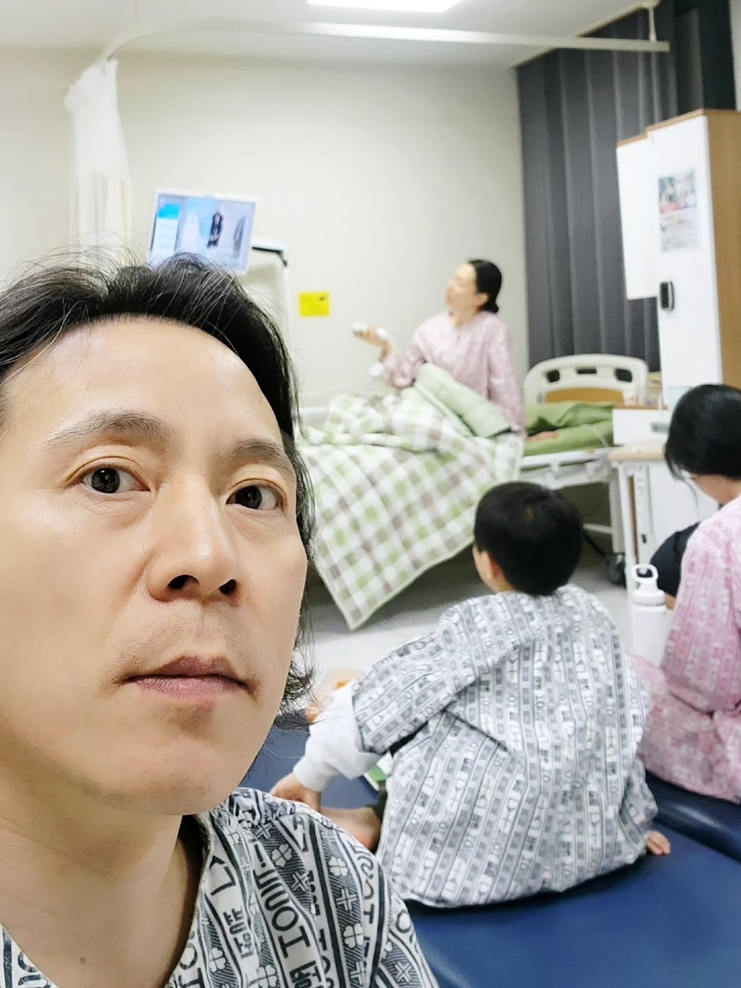 Photo shared by 그림책공작소 on January 09, 2026 tagging @picturebook_gongjackso, and @lob_publisher. May be an image of hospital and text.